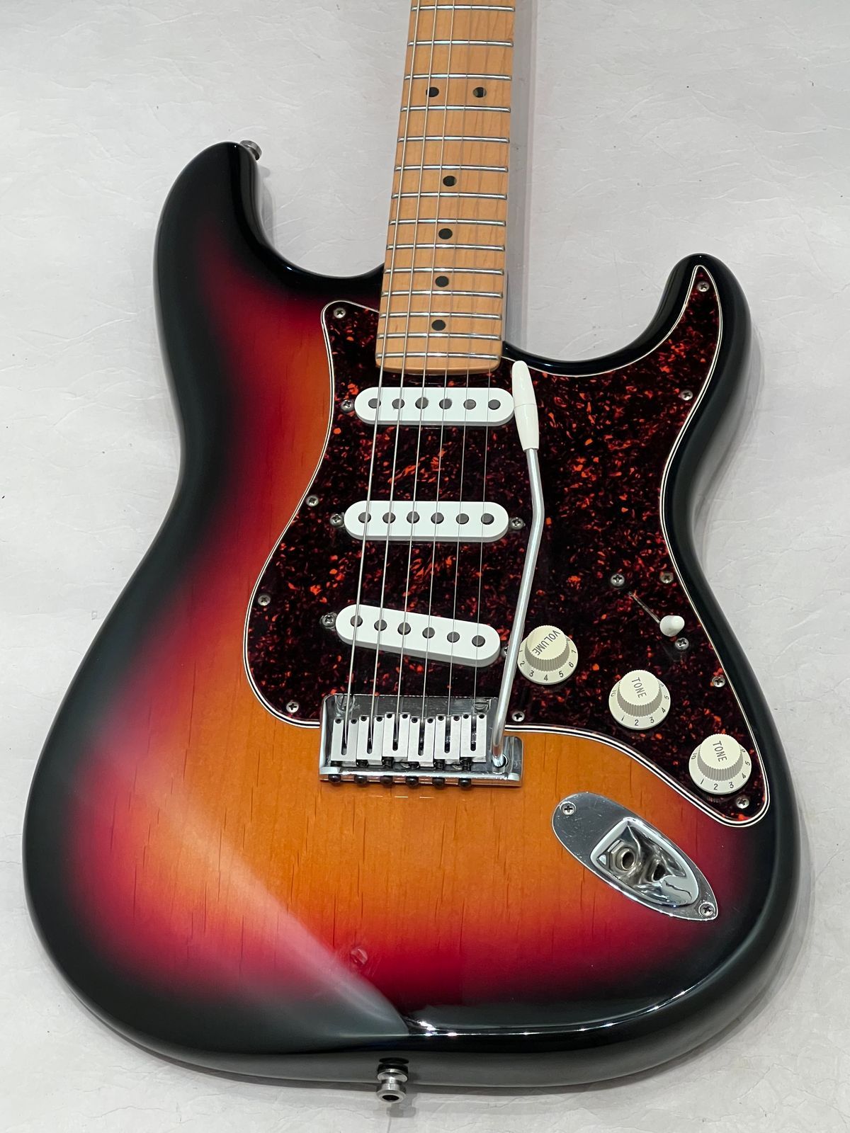 Fender Roadhouse Stratocaster with Maple Fretboard 1997 3-Color Sunburst Made in the USA - Image 2