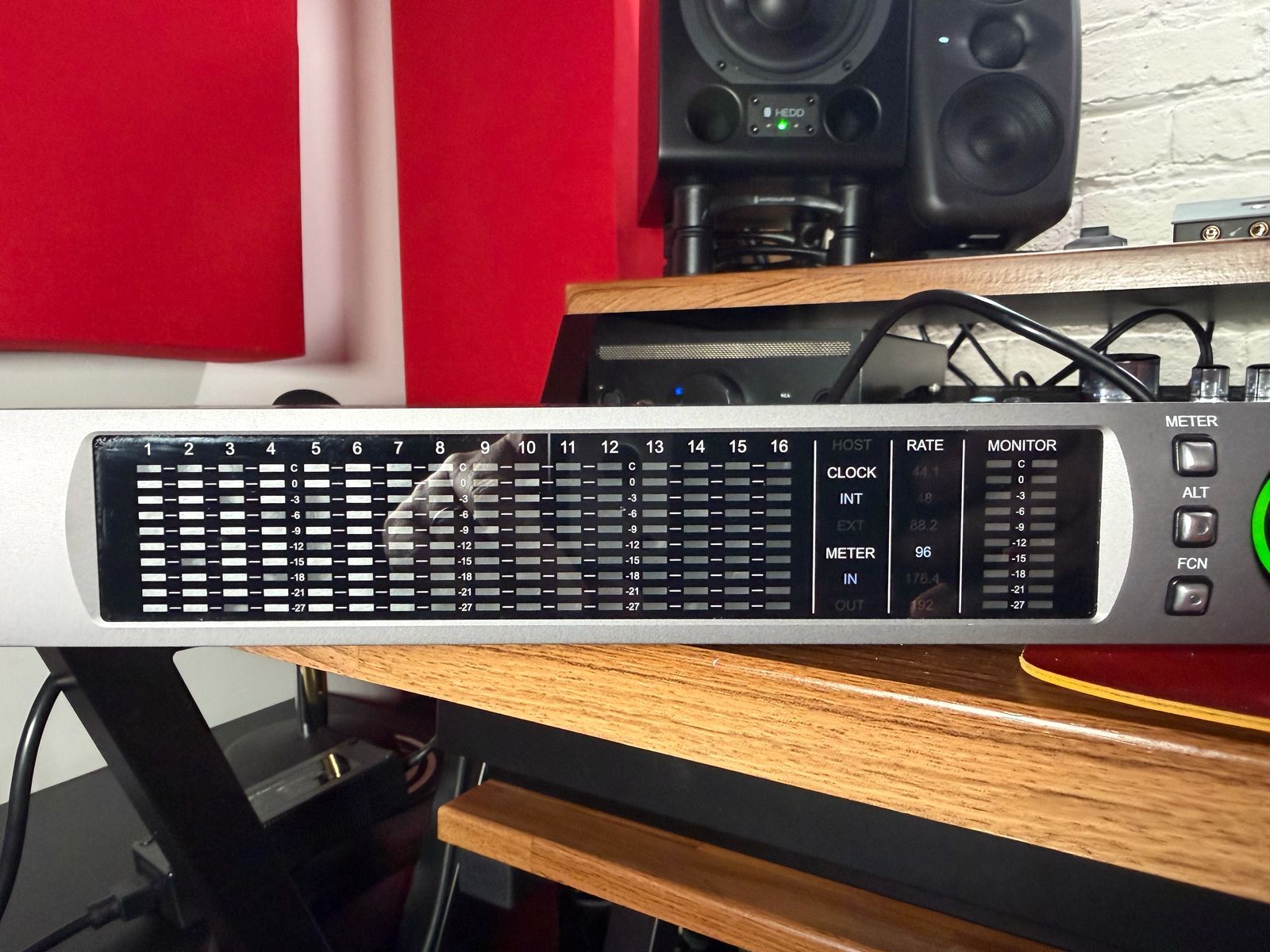 Universal Audio Apollo x16 Thunderbolt 3 Audio Interface 2018 - Present - Black - Image 10